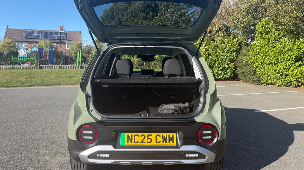 Hyundai INSTER 85kW 02 49kWh 5dr Auto Electric Hatchback - Image 4