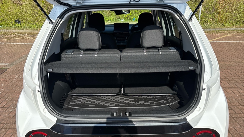 Hyundai INSTER 85kW 02 49kWh 5dr Auto Electric Hatchback - Image 4