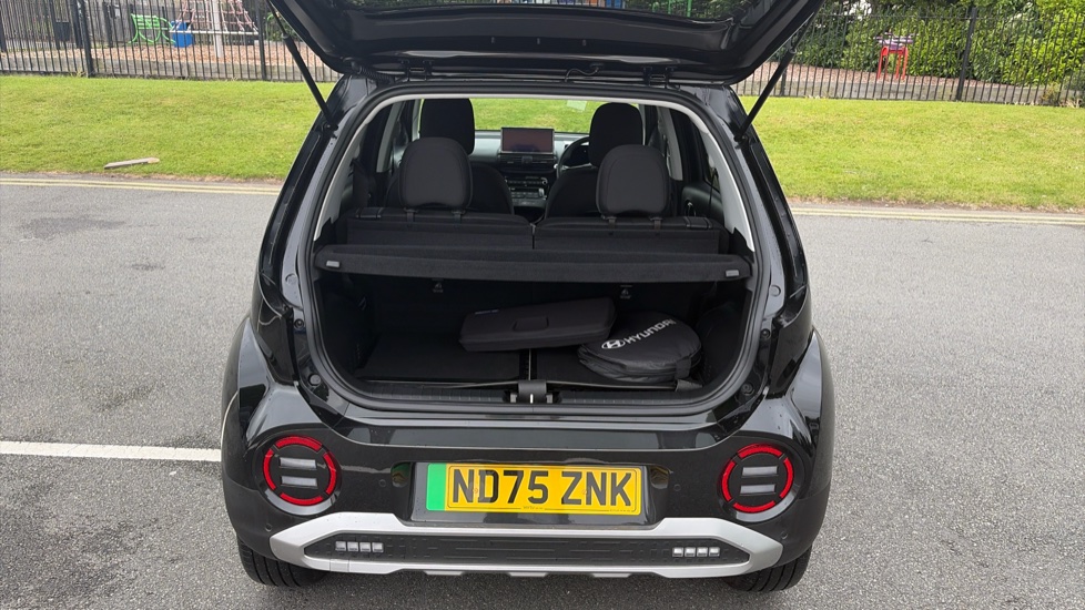Hyundai INSTER 85kW 02 49kWh 5dr Auto Electric Hatchback - Image 4