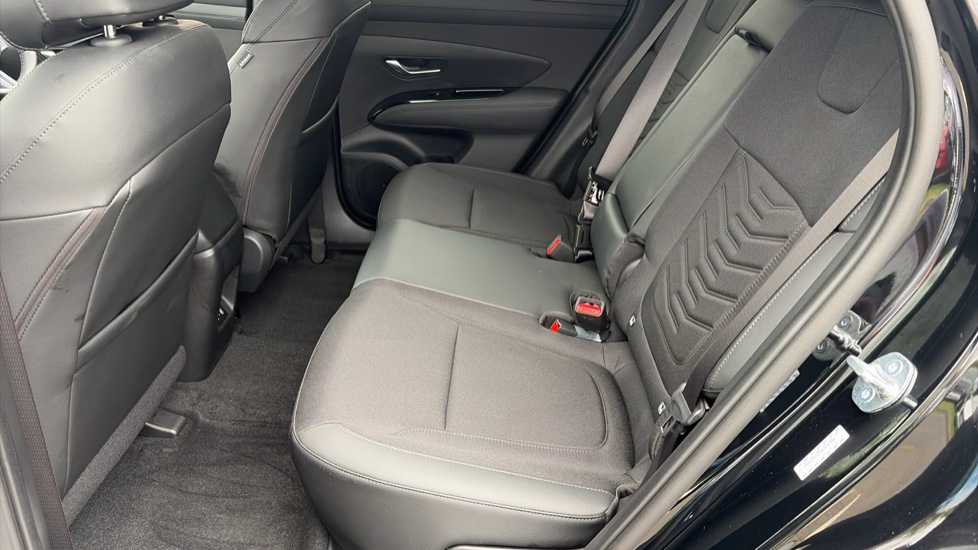 Hyundai TUCSON 1.6T Plug-in Hybrid Black Line 5dr Auto Estate - Image 16