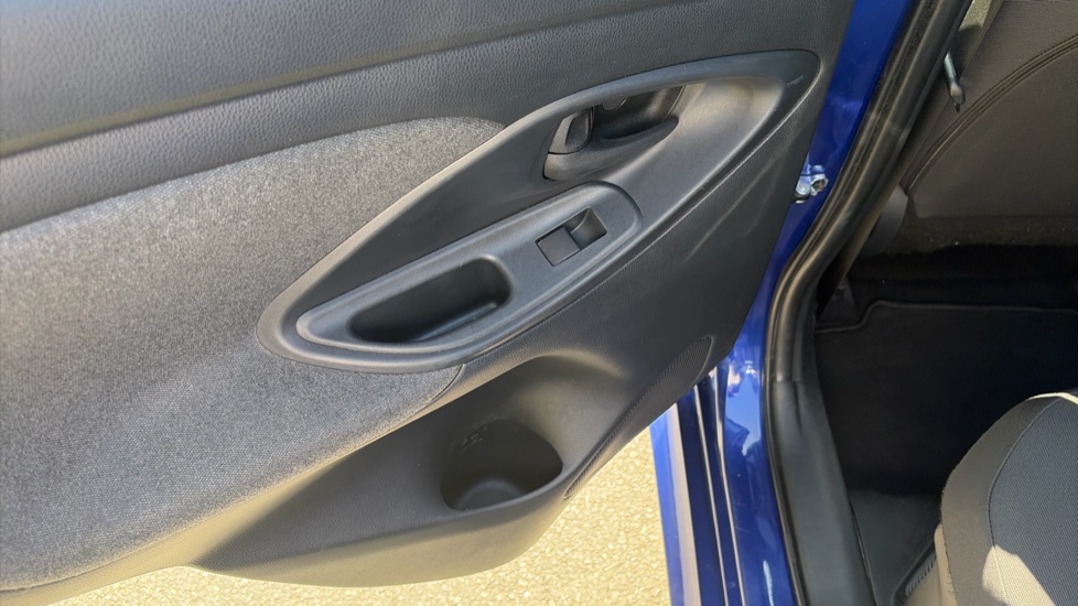 Toyota Yaris 1.5 Hybrid Design 5dr CVT Hybrid Hatchback - Image 33