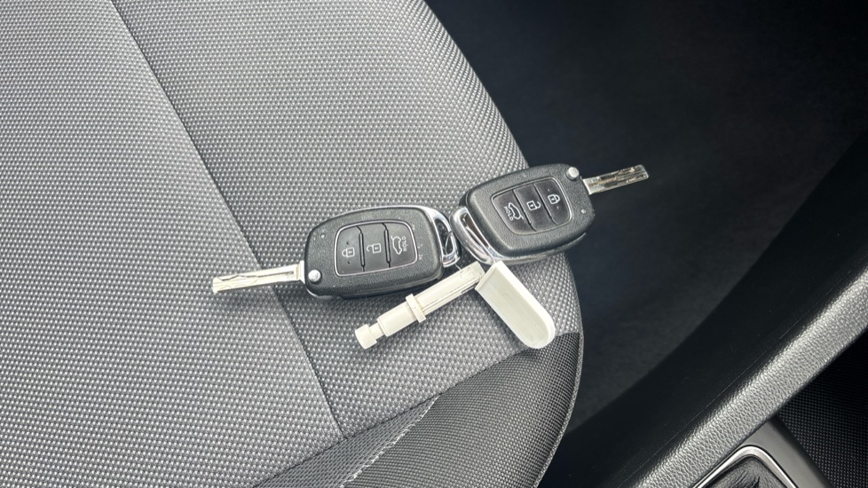 Hyundai i20 1.2 MPi Play 5dr Petrol Hatchback - Image 20