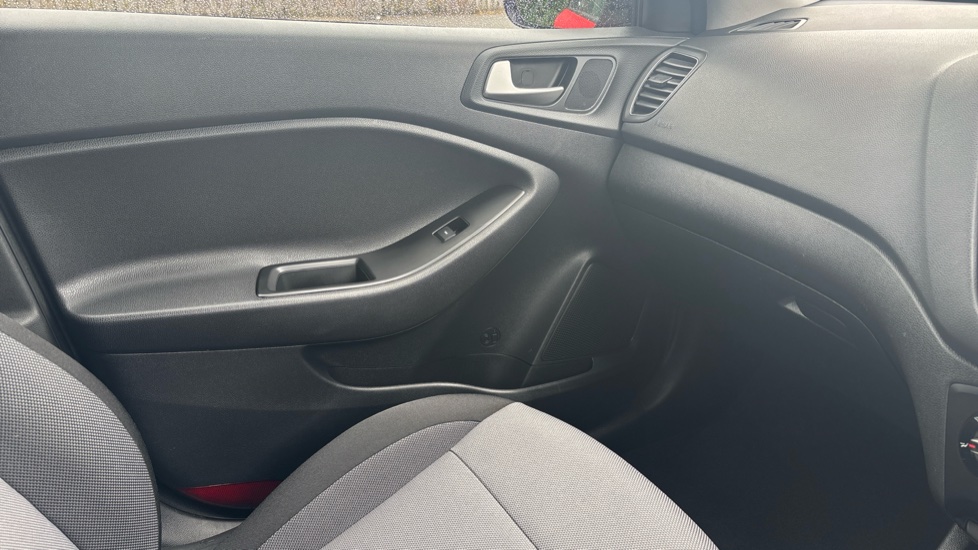 Hyundai i20 1.2 MPi Play 5dr Petrol Hatchback - Image 31