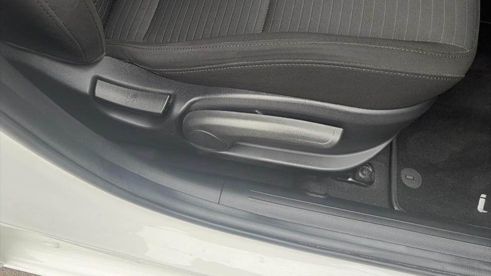 Hyundai i20 1.0T GDi 48V MHD SE Connect 5dr Petrol Hatchback - Image 33