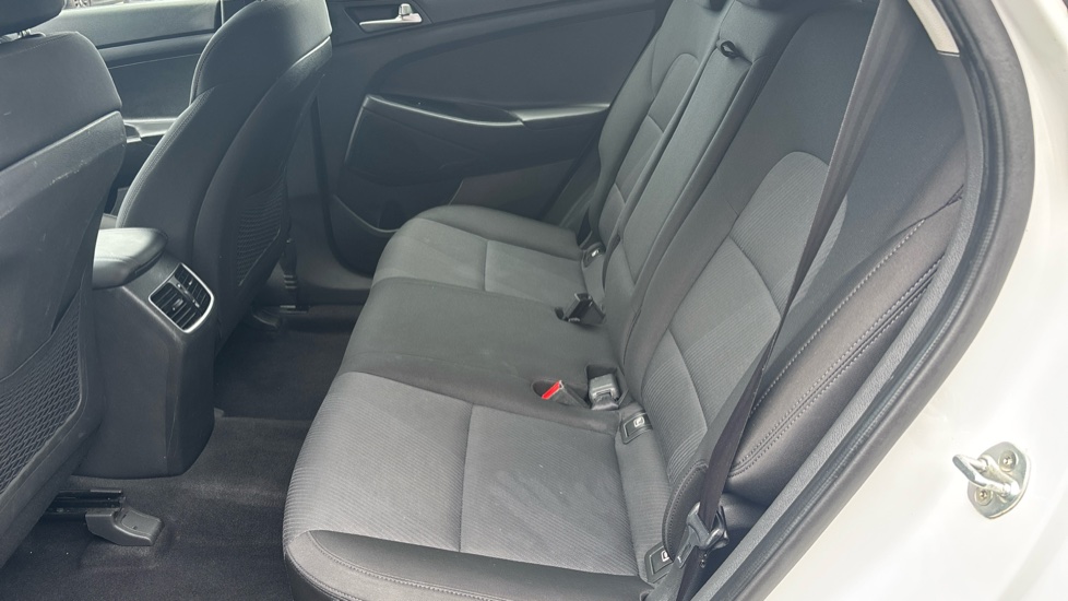 Hyundai TUCSON 1.6 GDi S Connect 5dr 2WD Petrol Estate - Image 16