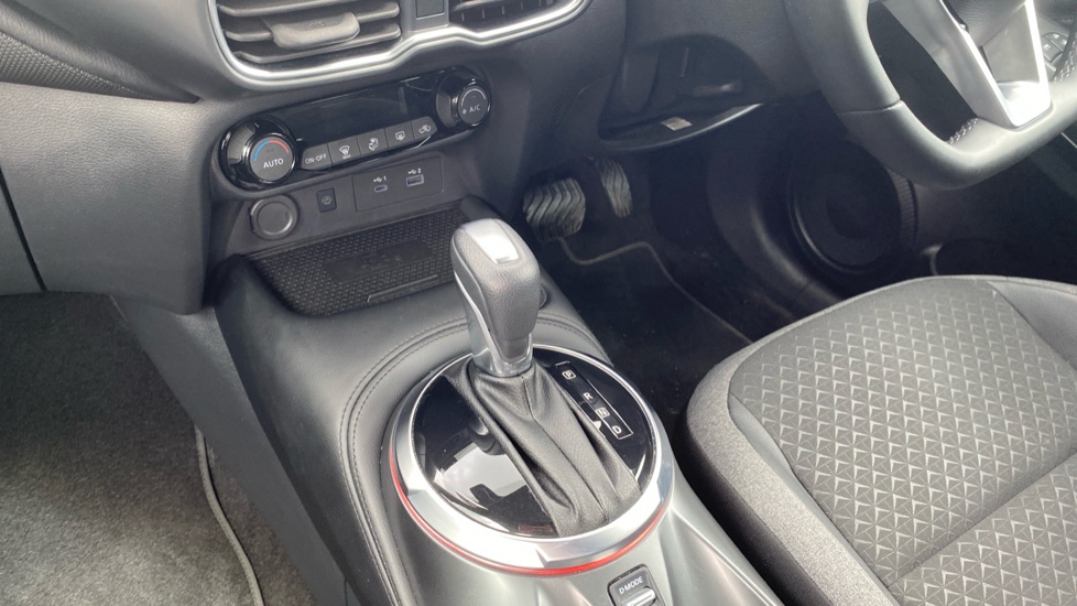 Nissan Juke 1.0 DiG-T N-Connecta 5dr DCT Petrol Hatchback - Image 13