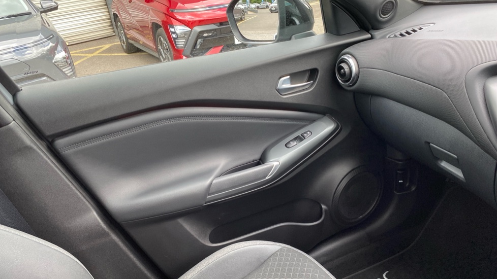 Nissan Juke 1.0 DiG-T N-Connecta 5dr DCT Petrol Hatchback - Image 31