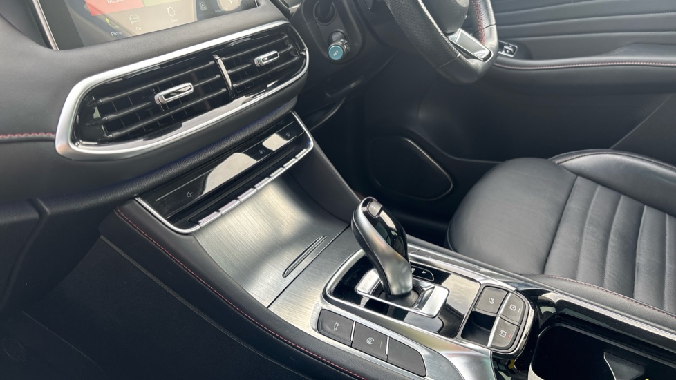 MG HS 1.5 T-GDI Exclusive 5dr DCT Petrol Hatchback - Image 13