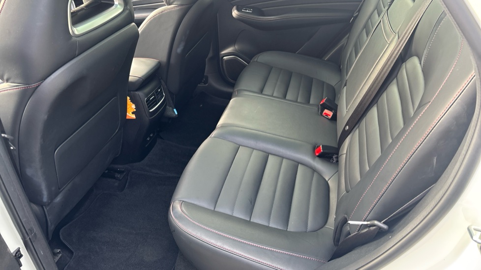 MG HS 1.5 T-GDI Exclusive 5dr DCT Petrol Hatchback - Image 16