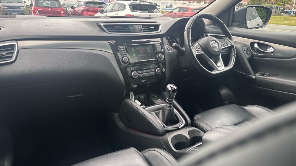Nissan Qashqai 1.3 DiG-T N-Motion 5dr Petrol Hatchback - Image 9