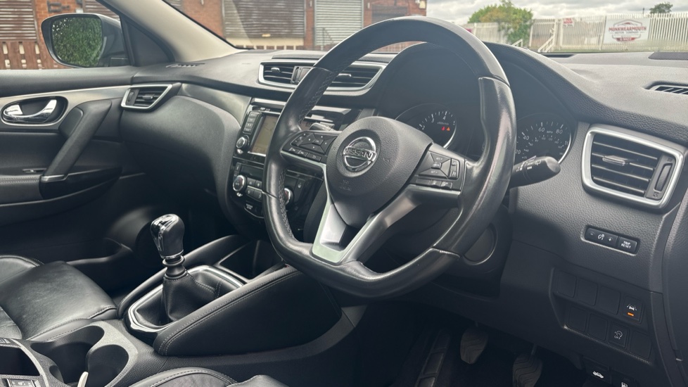 Nissan Qashqai 1.3 DiG-T N-Motion 5dr Petrol Hatchback - Image 11