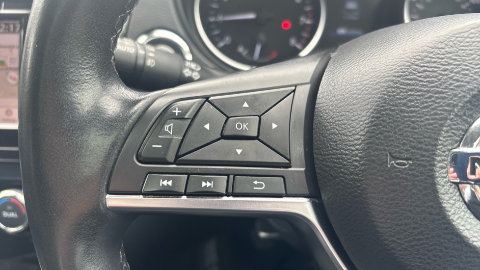 Nissan Qashqai 1.3 DiG-T N-Motion 5dr Petrol Hatchback - Image 21