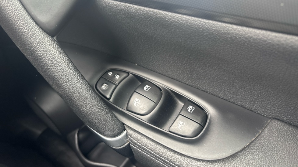 Nissan Qashqai 1.3 DiG-T N-Motion 5dr Petrol Hatchback - Image 23