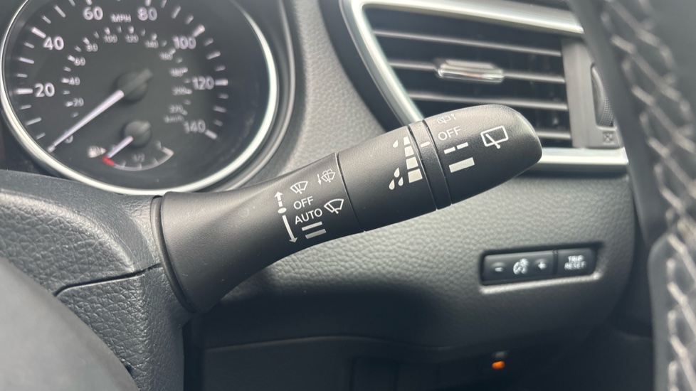 Nissan Qashqai 1.3 DiG-T N-Motion 5dr Petrol Hatchback - Image 25