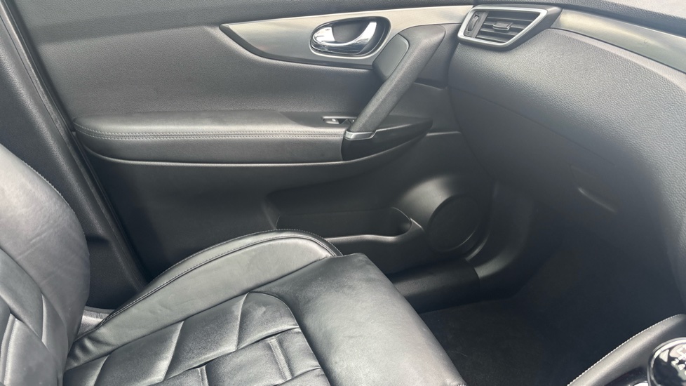 Nissan Qashqai 1.3 DiG-T N-Motion 5dr Petrol Hatchback - Image 33