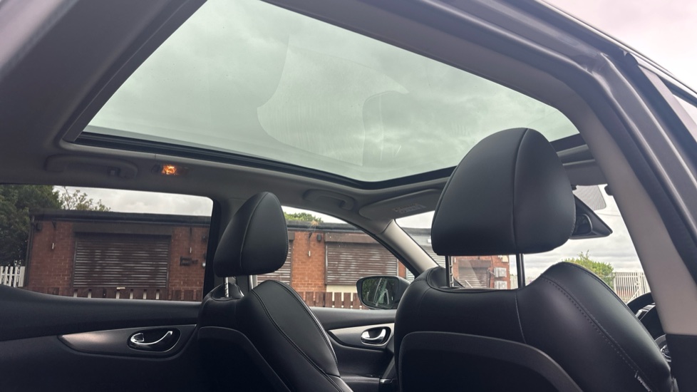 Nissan Qashqai 1.3 DiG-T N-Motion 5dr Petrol Hatchback - Image 37