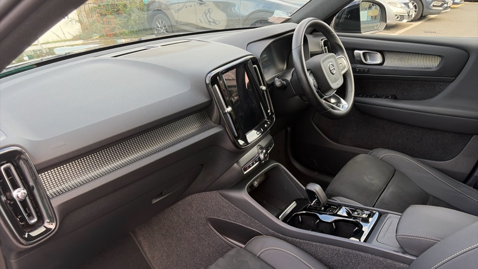 Volvo XC40 2.0 B4P Plus Dark 5dr Auto Petrol Estate - Image 9
