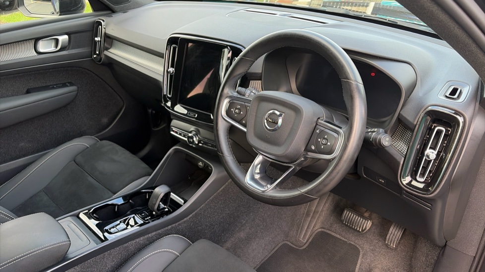 Volvo XC40 2.0 B4P Plus Dark 5dr Auto Petrol Estate - Image 11