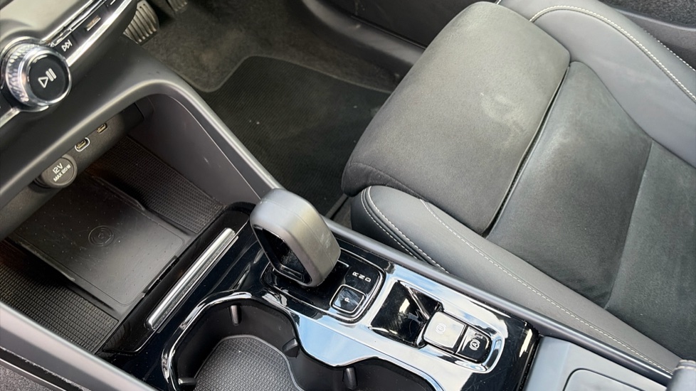 Volvo XC40 2.0 B4P Plus Dark 5dr Auto Petrol Estate - Image 13