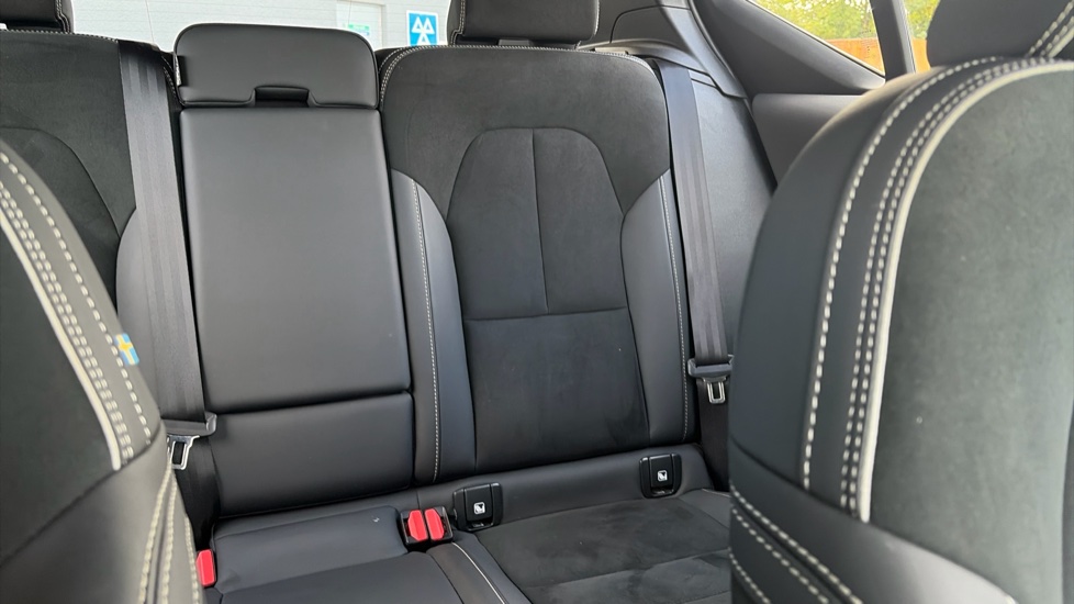 Volvo XC40 2.0 B4P Plus Dark 5dr Auto Petrol Estate - Image 15