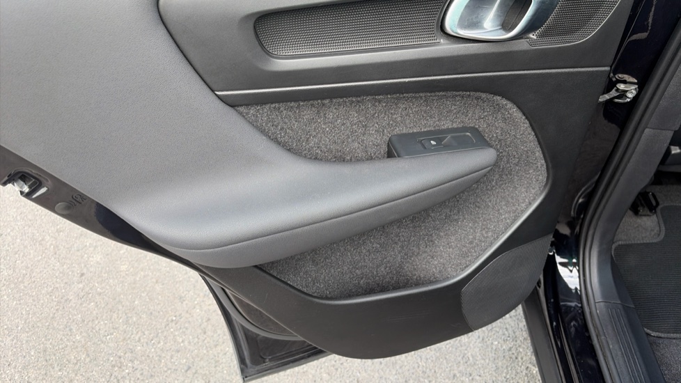 Volvo XC40 2.0 B4P Plus Dark 5dr Auto Petrol Estate - Image 32