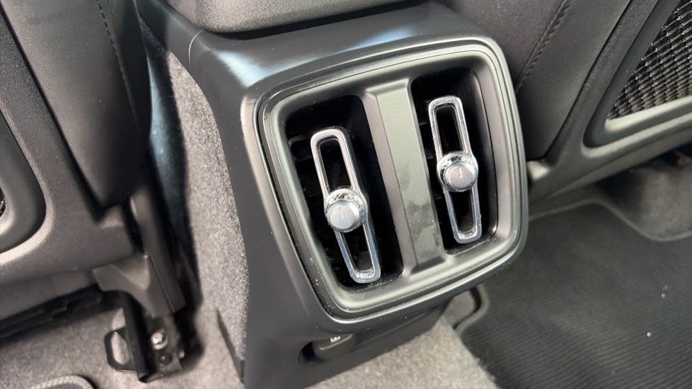 Volvo XC40 2.0 B4P Plus Dark 5dr Auto Petrol Estate - Image 35