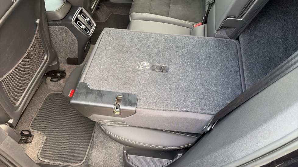 Volvo XC40 2.0 B4P Plus Dark 5dr Auto Petrol Estate - Image 38
