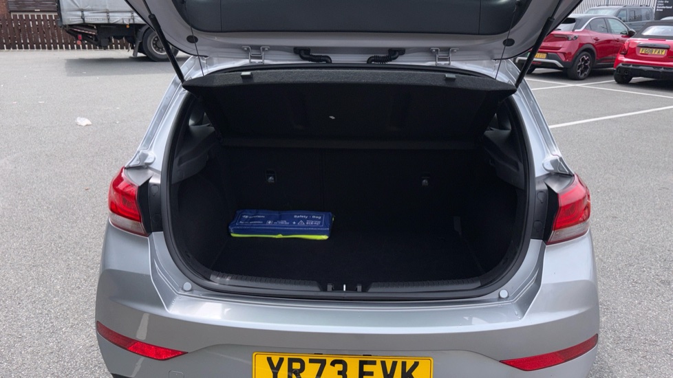 Hyundai i30 1.0T GDi SE Connect 5dr DCT Petrol Hatchback - Image 4