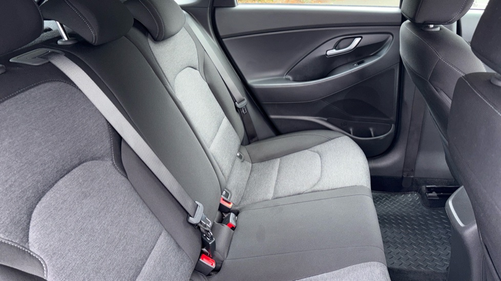 Hyundai i30 1.0T GDi SE Connect 5dr DCT Petrol Hatchback - Image 16