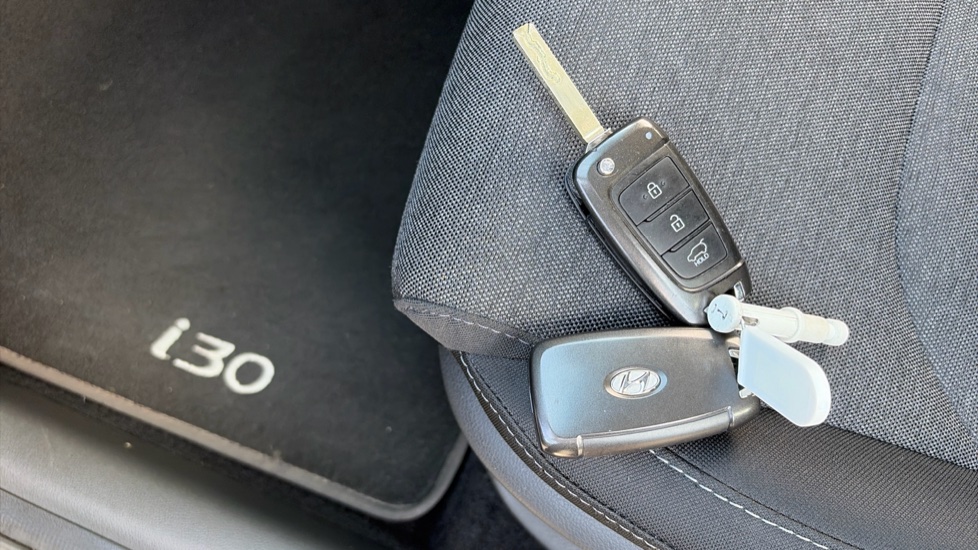 Hyundai i30 1.0T GDi SE Connect 5dr DCT Petrol Hatchback - Image 20