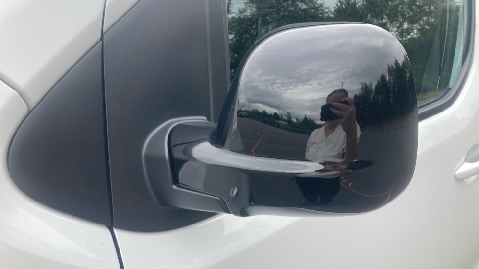 Vauxhall Vivaro L1 Diesel 3100 2.0d 145PS Pro H1 Van - Image 21