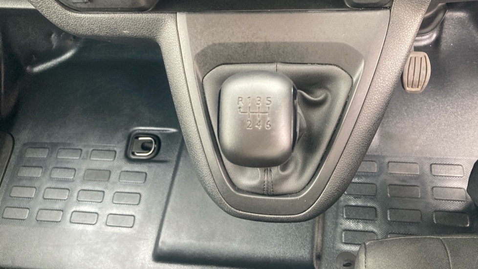 Vauxhall Vivaro L1 Diesel 3100 2.0d 145PS Pro H1 Van - Image 33