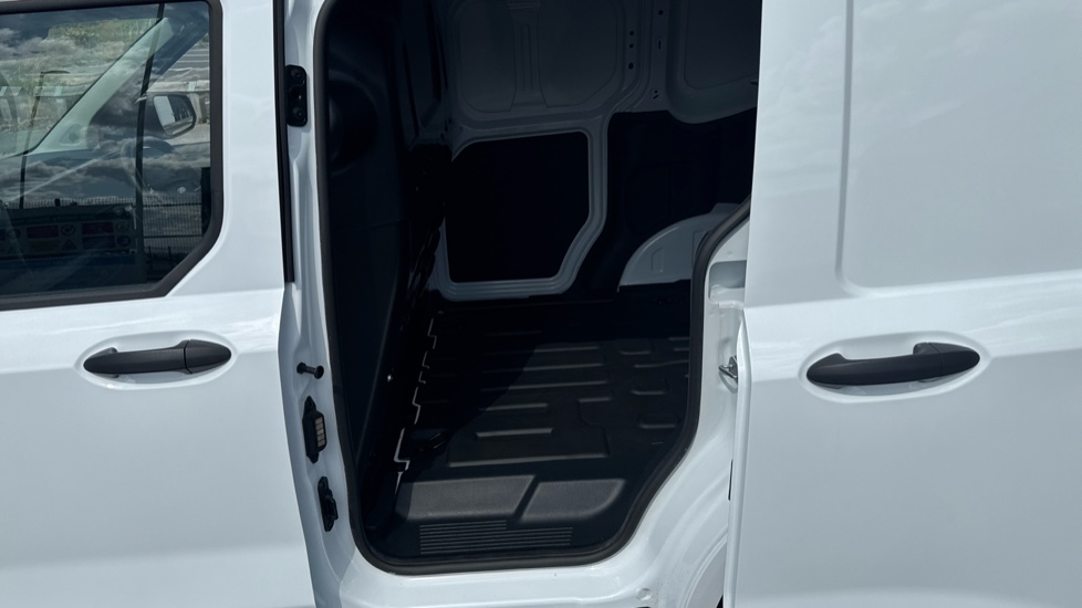 Ford Transit Courier E-Transit Courier 100kW 43kWh Trend Van Auto - Image 5