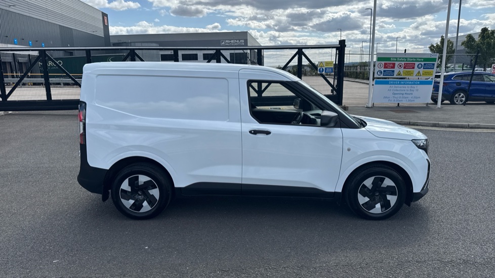 Ford Transit Courier E-Transit Courier 100kW 43kWh Trend Van Auto - Image 9