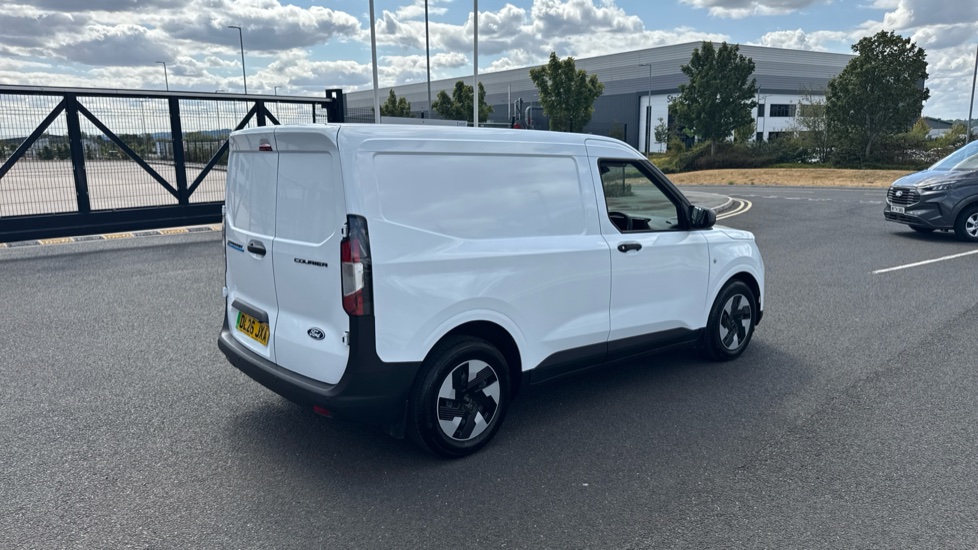 Ford Transit Courier E-Transit Courier 100kW 43kWh Trend Van Auto - Image 10