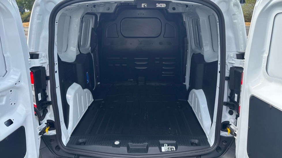 Ford Transit Courier E-Transit Courier 100kW 43kWh Trend Van Auto - Image 12