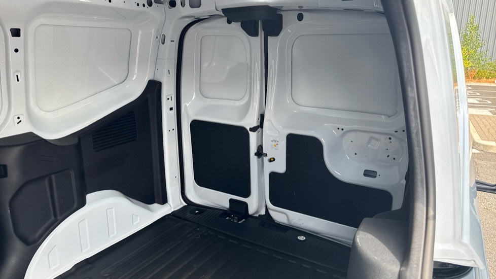 Ford Transit Courier E-Transit Courier 100kW 43kWh Trend Van Auto - Image 14