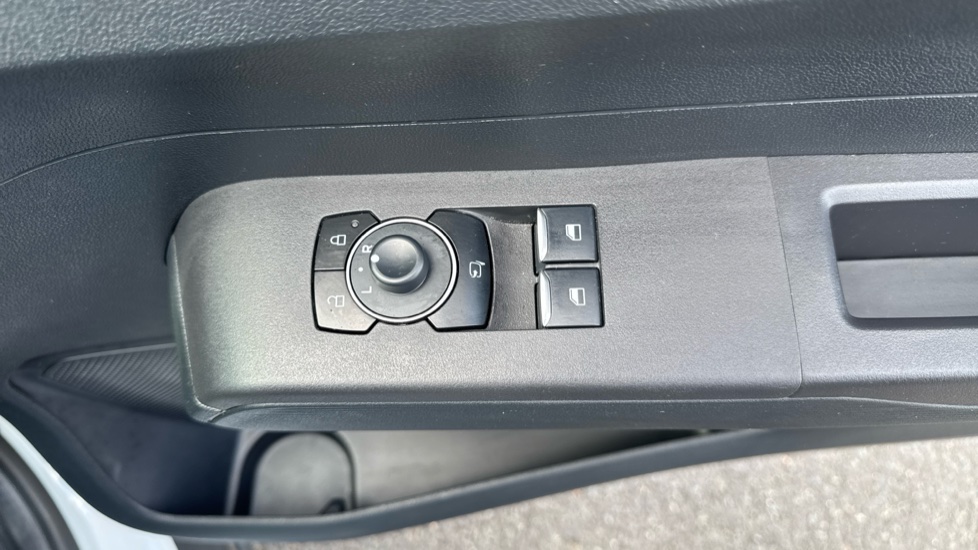 Ford Transit Courier E-Transit Courier 100kW 43kWh Trend Van Auto - Image 27