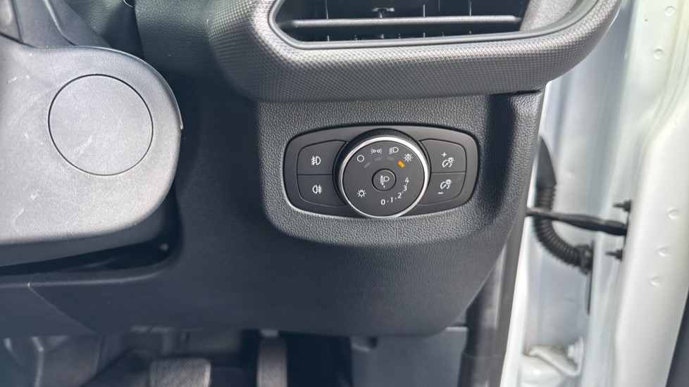 Ford Transit Courier E-Transit Courier 100kW 43kWh Trend Van Auto - Image 37
