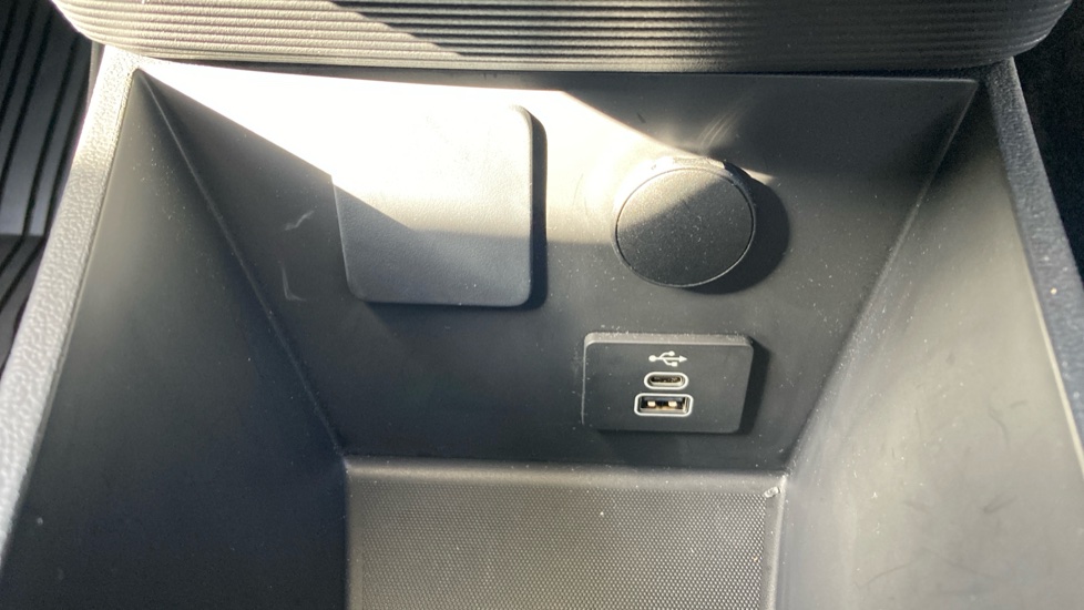 Ford Transit Courier E-Transit Courier 100kW 46kWh Limited Van Auto - Image 28