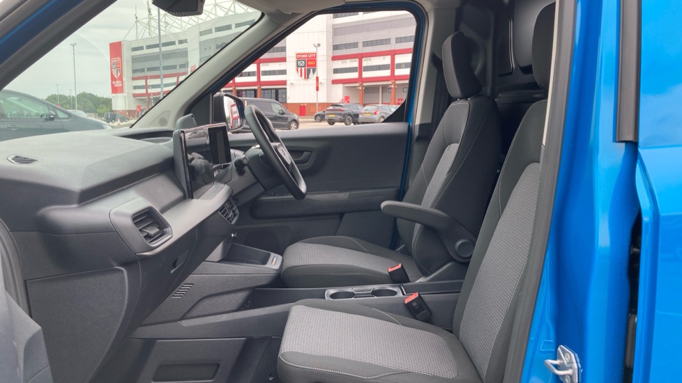 Ford Transit Courier E-Transit Courier 100kW 43kWh Trend Van Auto - Image 13