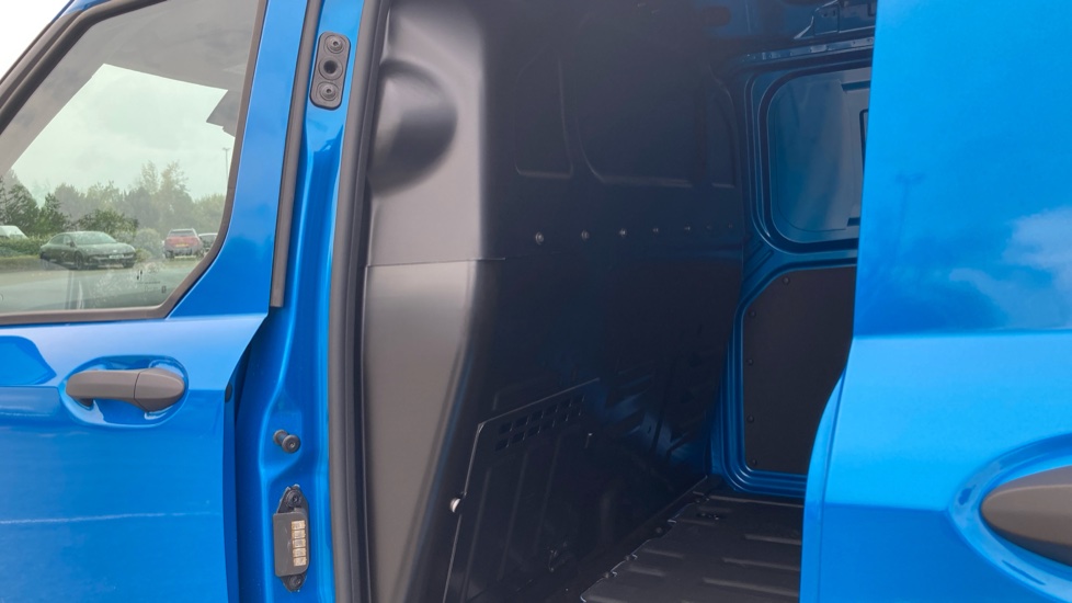Ford Transit Courier E-Transit Courier 100kW 43kWh Trend Van Auto - Image 18