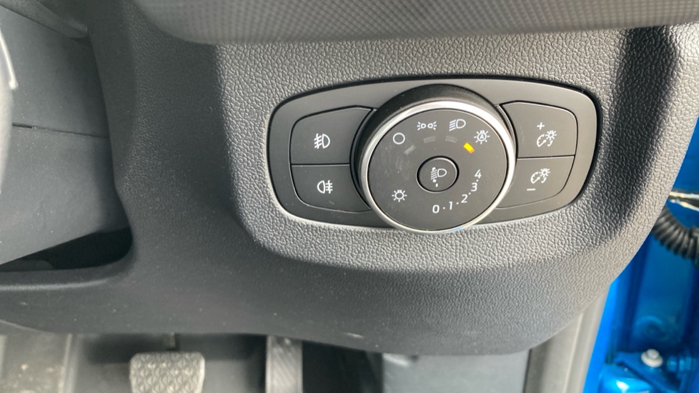 Ford Transit Courier E-Transit Courier 100kW 43kWh Trend Van Auto - Image 28