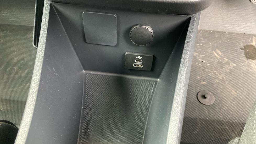 Ford Transit Courier E-Transit Courier 100kW 43kWh Trend Van Auto - Image 30