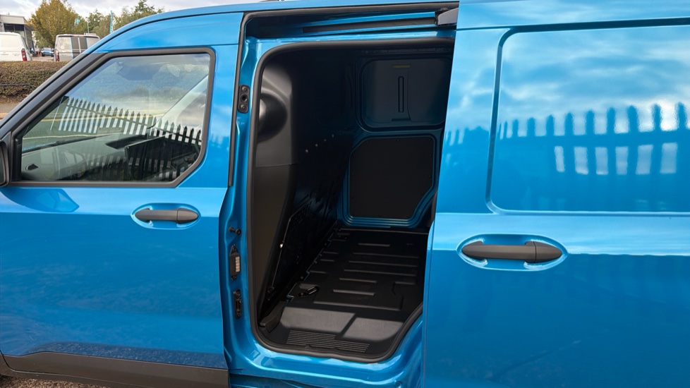 Ford Transit Courier E-Transit Courier 100kW 43kWh Trend Van Auto - Image 5