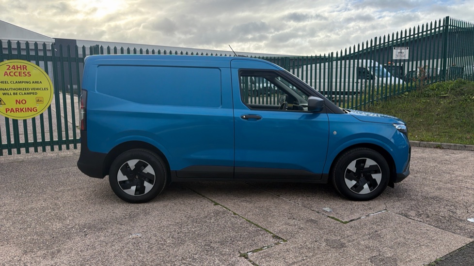 Ford Transit Courier E-Transit Courier 100kW 43kWh Trend Van Auto - Image 9