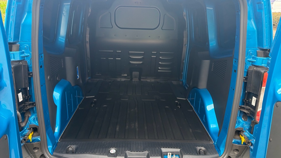 Ford Transit Courier E-Transit Courier 100kW 43kWh Trend Van Auto - Image 12