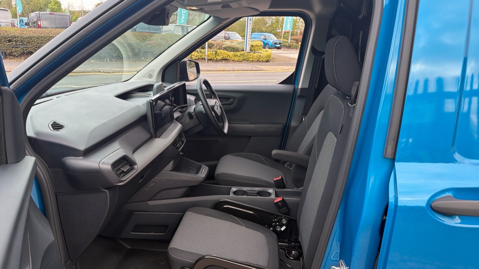 Ford Transit Courier E-Transit Courier 100kW 43kWh Trend Van Auto - Image 13