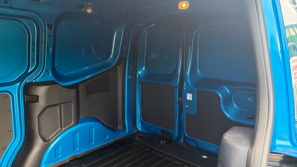 Ford Transit Courier E-Transit Courier 100kW 43kWh Trend Van Auto - Image 14