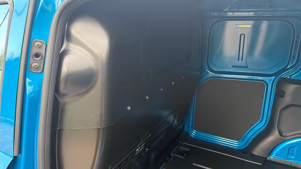 Ford Transit Courier E-Transit Courier 100kW 43kWh Trend Van Auto - Image 18